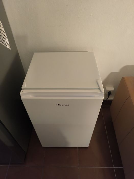 Frigorífico c/ congelador Hisense RR12D4AW noE 94L