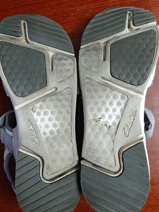 Продам жіночі шкіряні  сандалі Clarks
