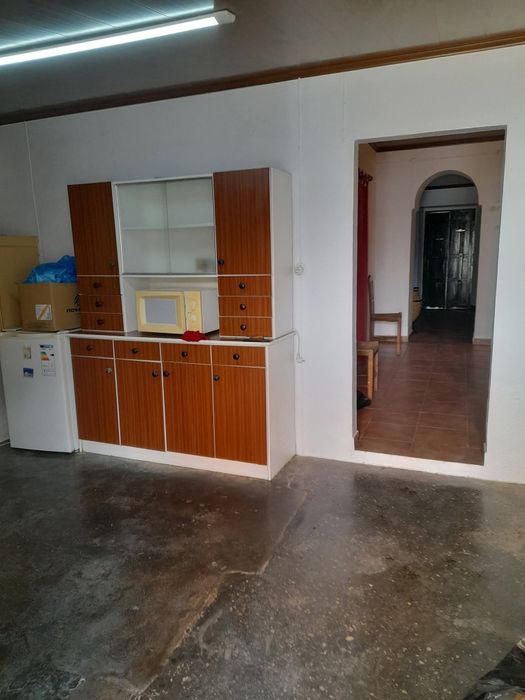 Moradia rés -do-chão com anexo de 2 pisos