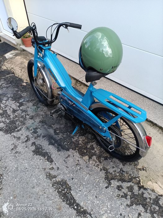 Mobilete motobecane toda restaurada sem nada a  fazer por gasolina e andar aos interessados contactar alguma dúvida disponha