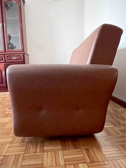 Sofá de 3 lugares em pele, em perfeito estado de conservação