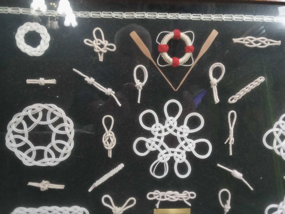 Quadros nós de marinheiro em fundo de veludo preto.