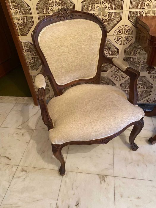 2 Cadeirões Clássicos Madeira Maciça – Elegância, Conforto e Qualidade