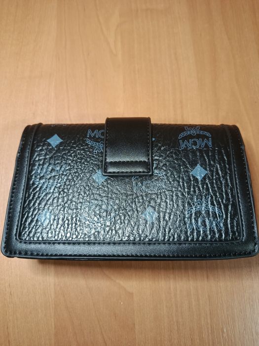 MCM клатч на ланцюжку.