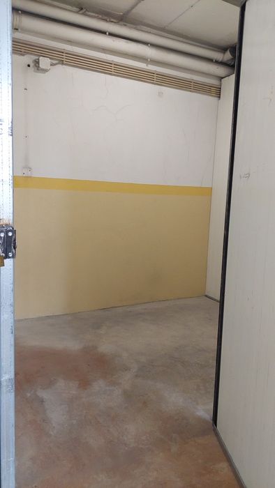 Arrenda-se box 8m2 Setubal