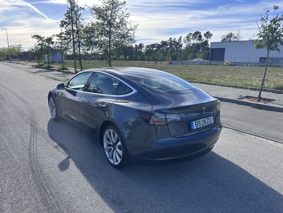 Tesla Model 3 — fotografia 3