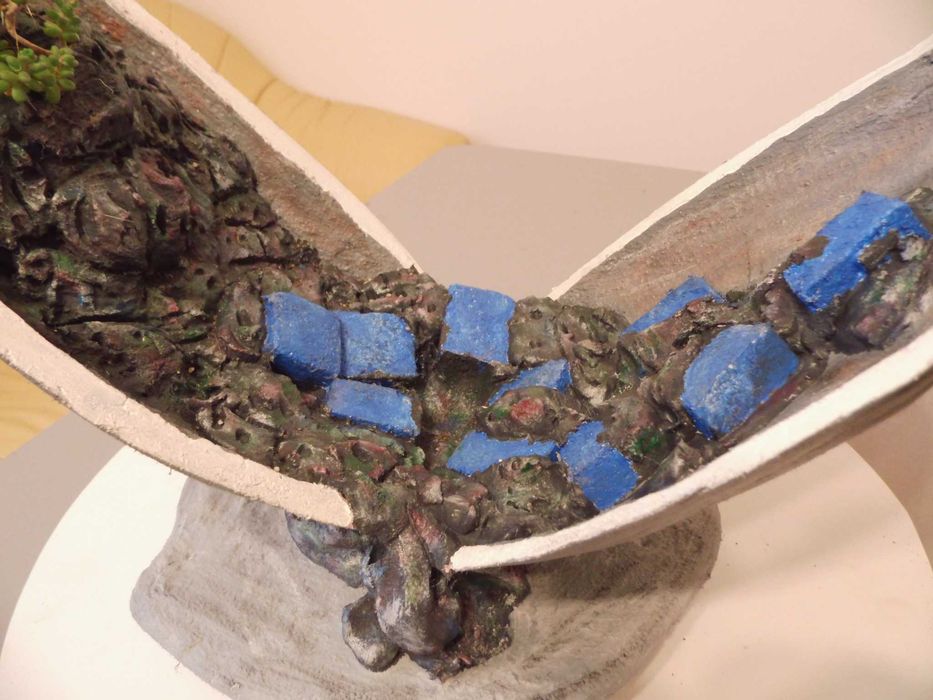 Ciekawa doniczka z cementu.