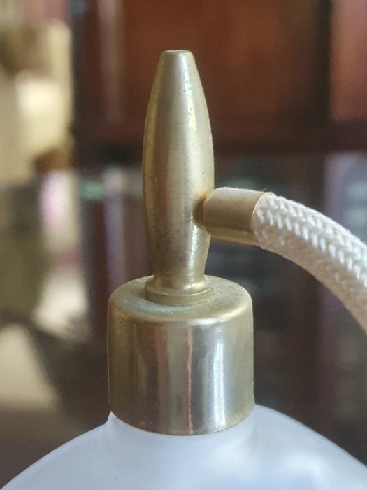 Perfumy, flakon z pompką na