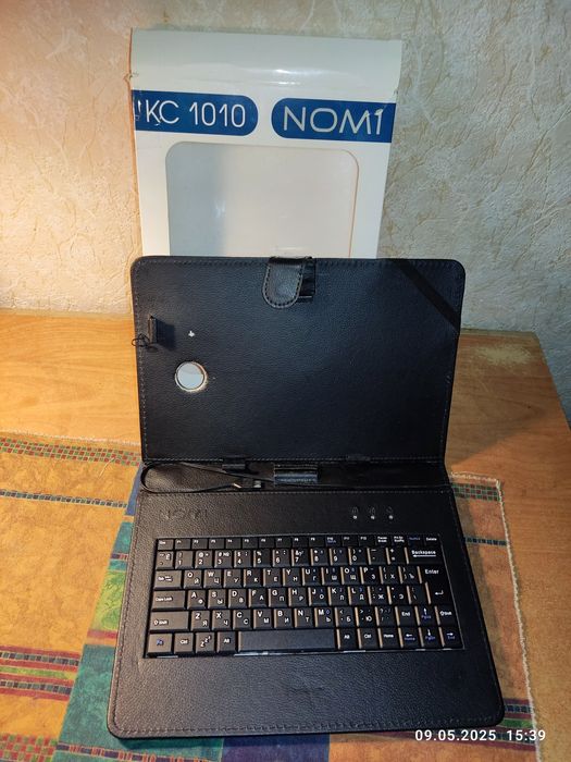 Чехол-книжка для планшета з клавіатурою