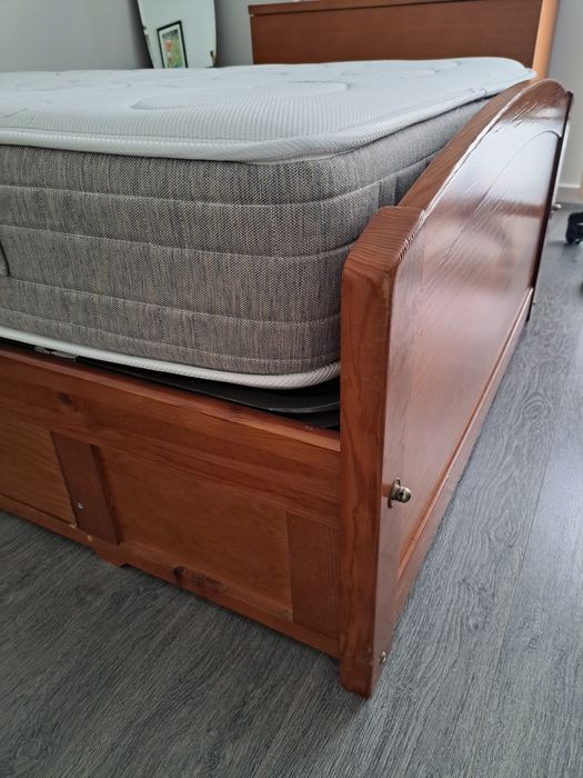 Vende-se cama de solteiro com colchão