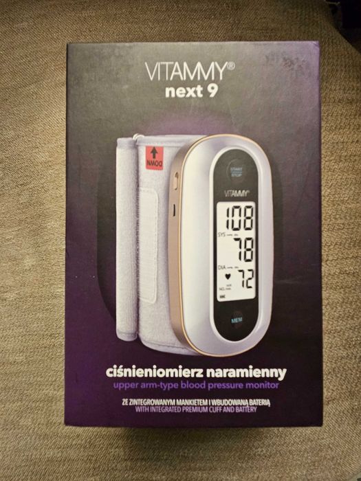 ciśnieniomierz naramienny odczytujący wyniki i instrukcję pomiaru