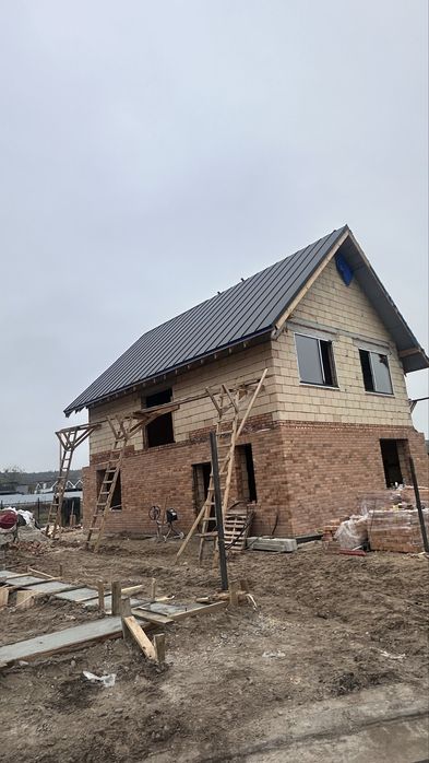 Продам будинок . Стоянка, класна локація.