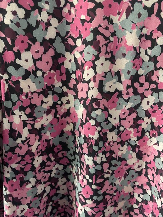 Sukienka w kwiatki z wiskozy