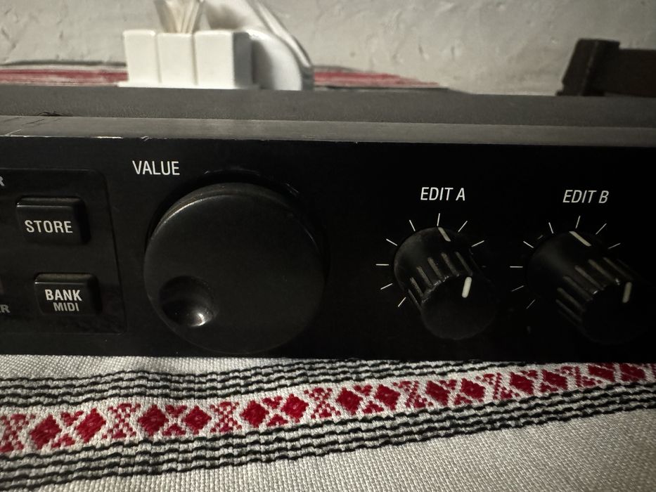 ALESIS MICROVERB 4 Сигнальний процесор