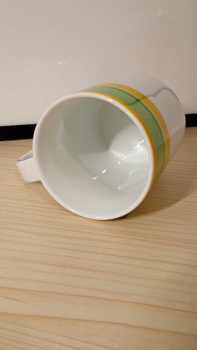 Stary kubek ceramiczny ,,Sinki" biały z pasem zielonym/żółtym/, 320 ml