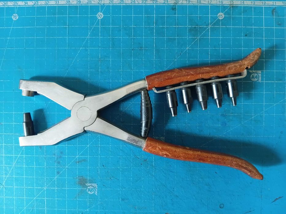 Пробойник для кожи со сменными насадками