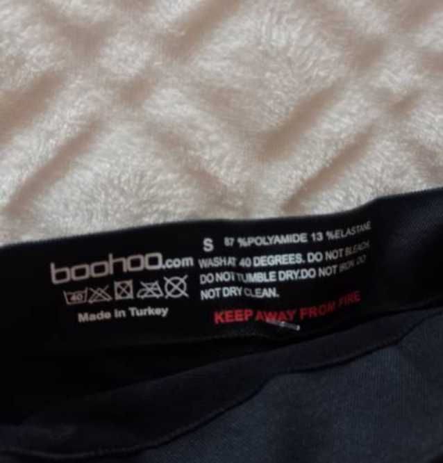 (36/S) Boohoo/ Czarne stringi Majtki modelujące z Londynu, NOWE