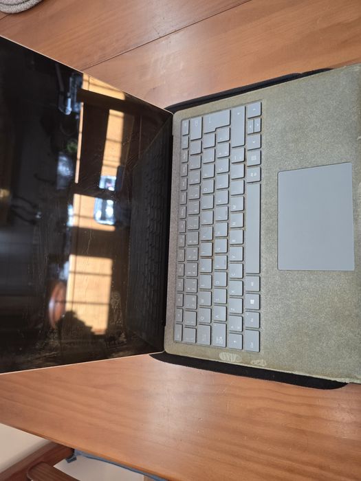 Microsoft Surface Laptop 1ª Geração – i5 / 4GB RAM – Caixa + Carregador + Capa