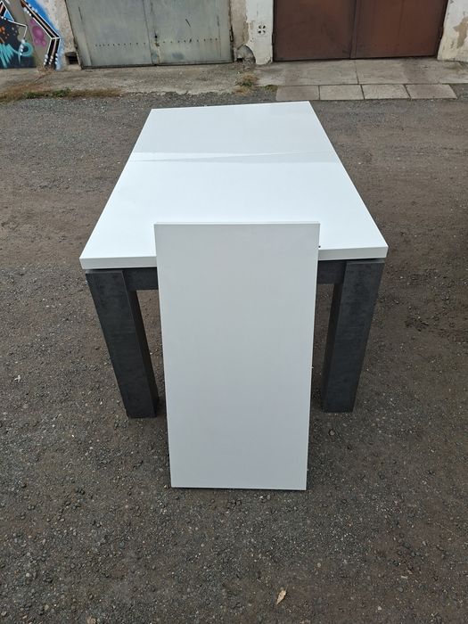 Stół rozkładany do salonu lub jadalni