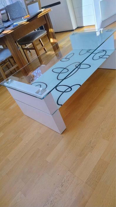 Biała szklana ława