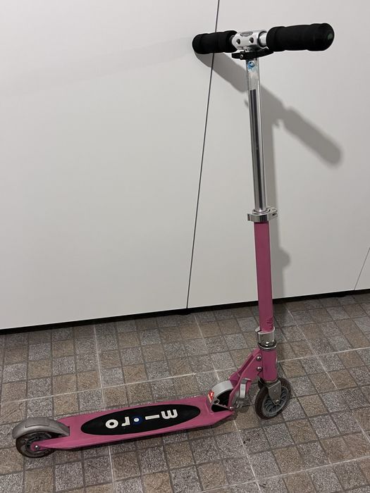 Trotinete de menina com capacete rosa