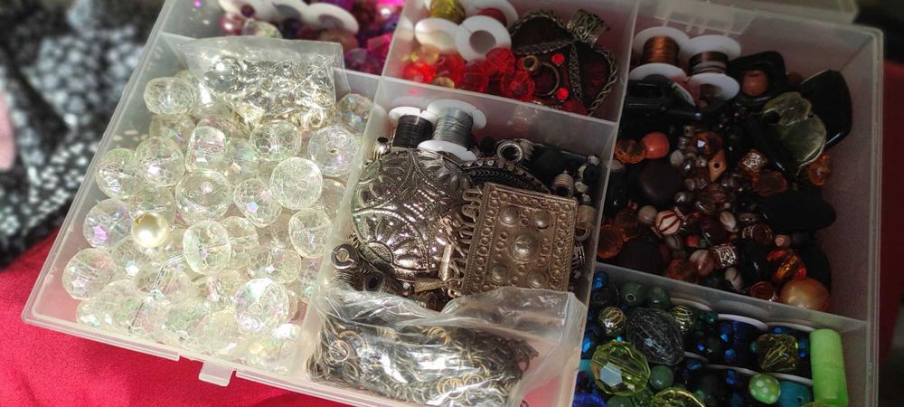 Missangas e materiais para bijuteria - coleção de vários países