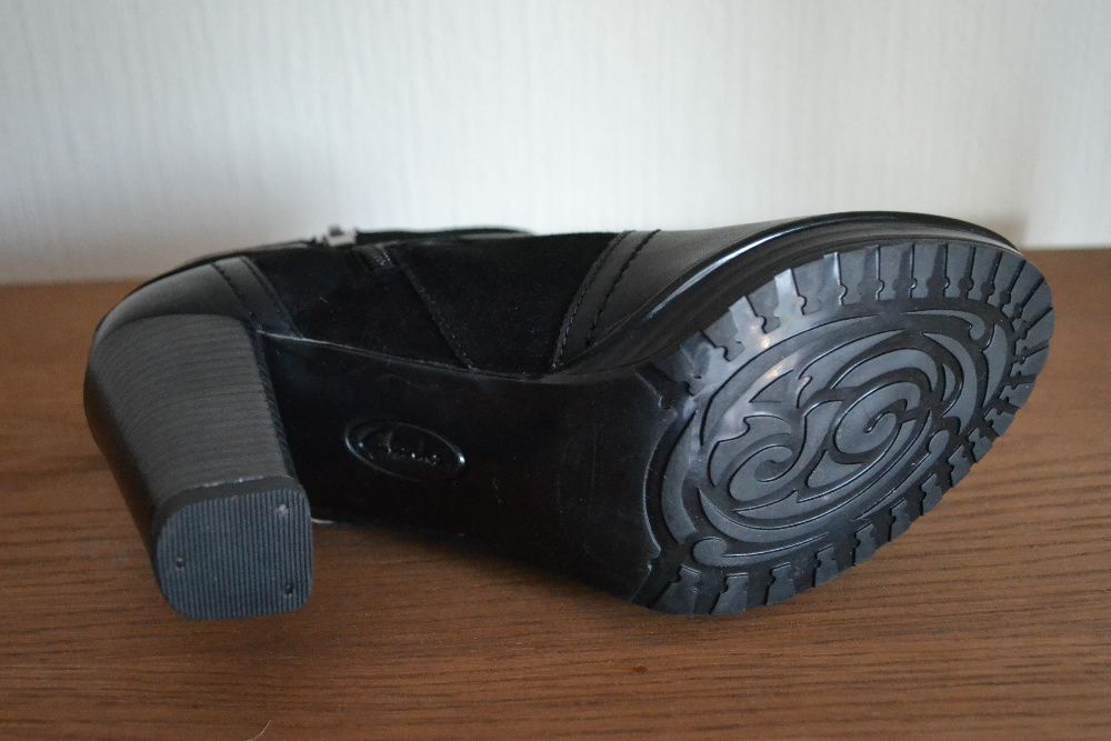 Clarks skórzane-zamszowe botki roz 5.5 (39)