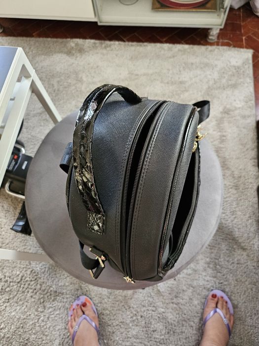 Mochila preta marca Cavalinho