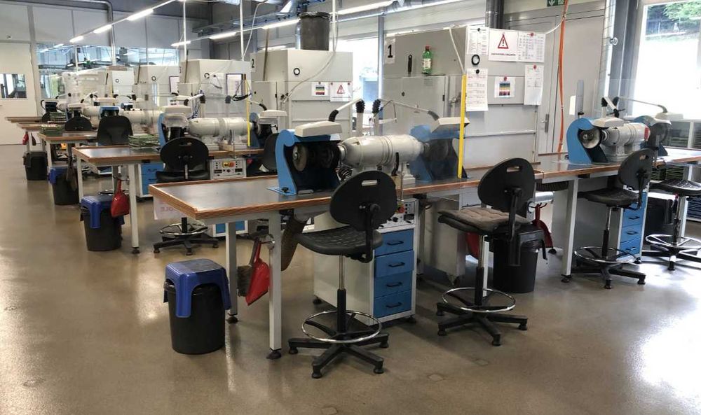 Mesas com tornos de polimento