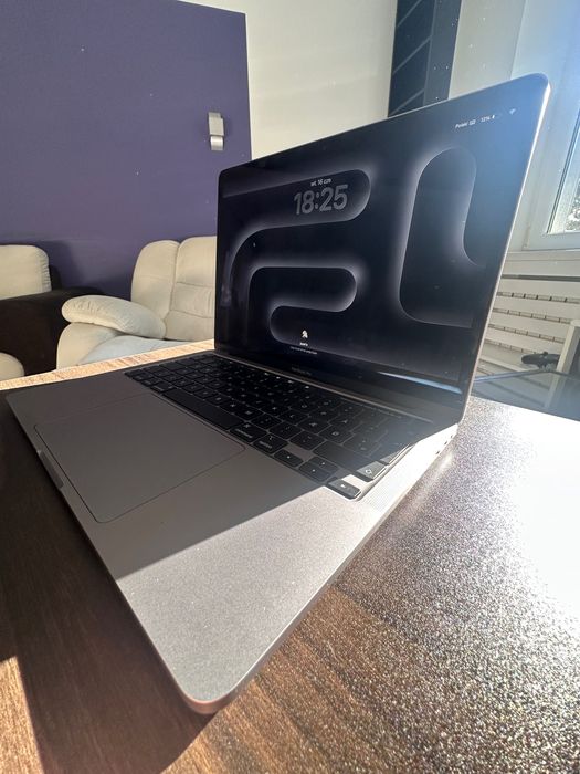 MacBook Pro 2020 intel i5 512gb 90 cykli ładowania