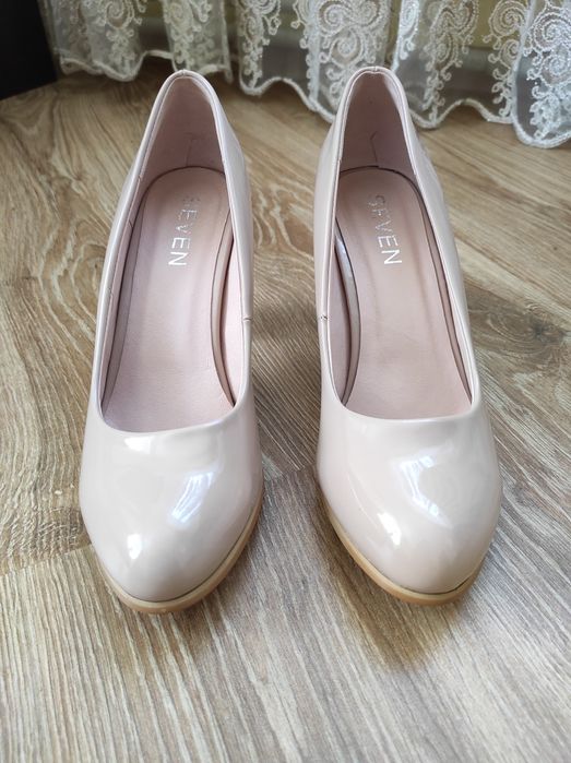 Туфлі лакові жіночі