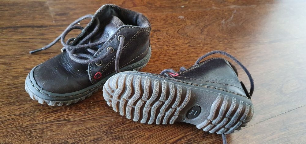 Sapatos de menino tamanhos 24-26