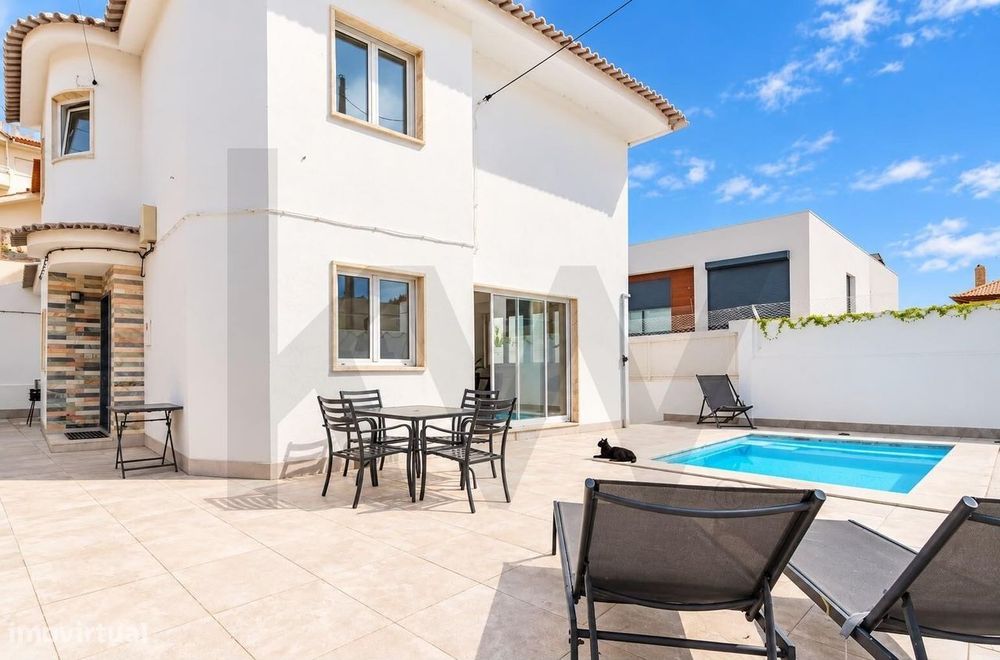 Carcavelos | Moradia com 4 quartos, piscina aquecida e agradável espaç