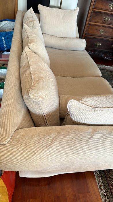 Sófá em tecido com almofadões de penas.