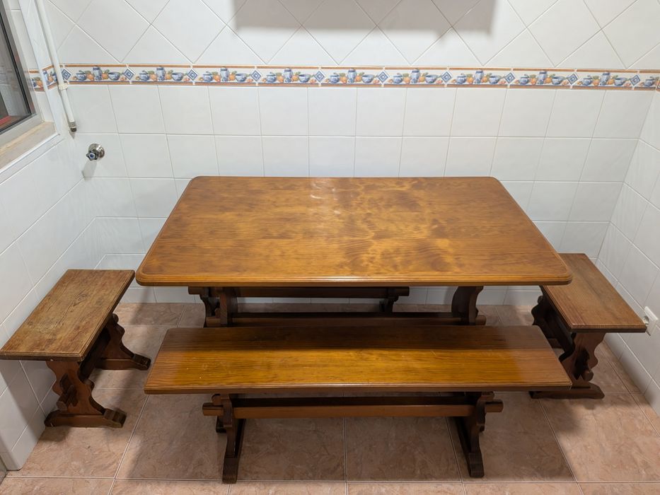 Mesa de Cozinha em Madeira Maciça c/ Bancos