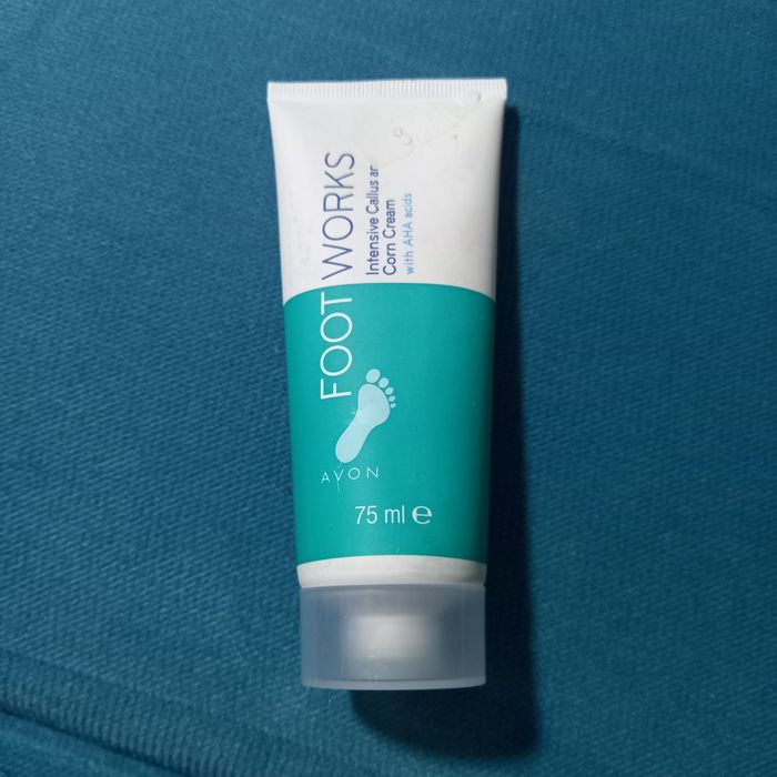 Avon Foot Works krem zmiękczający zrogowacenia odciski  z kwasami AHA