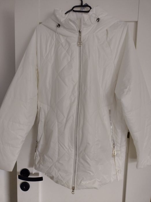 Biała nowa kurtka