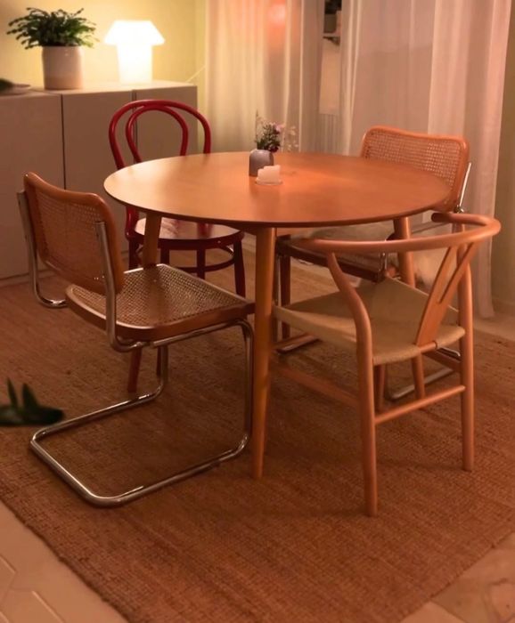 Mesa de jantar redonda em madeira clara