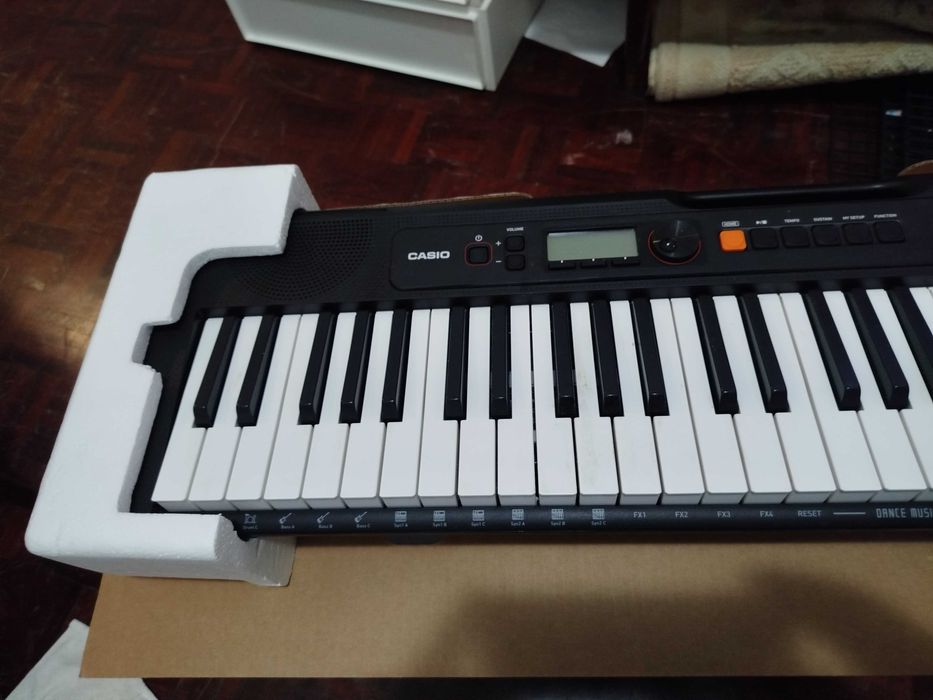 Teclado semi novo