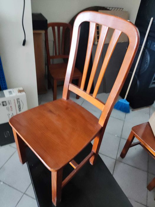 Mesa de cozinha e pinhõ como nova extensível e quatro cadeiras