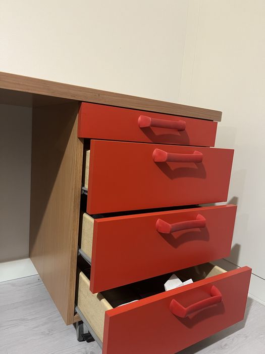 Secretária com móvel de apoio extensível