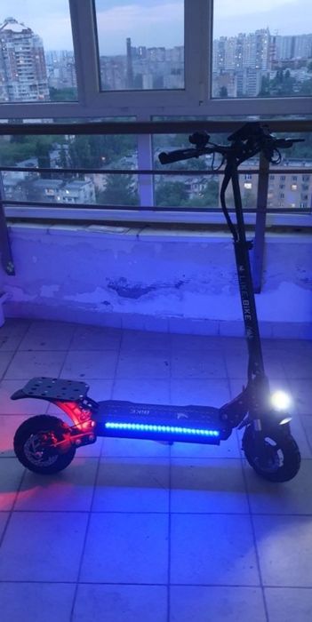 Электросамокат ,, LIKE. BIKE SOLO " , с багажником .