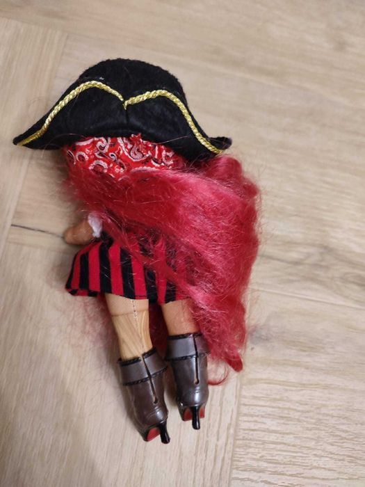 Na! Na! Na! Surprise Becky Buckaneer Lalka piratka z Sparkle Series.