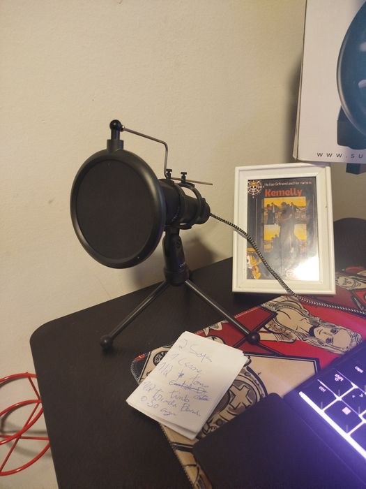 Vendo setup completo com secretária por 700euros também troco por portatil gaming potente.