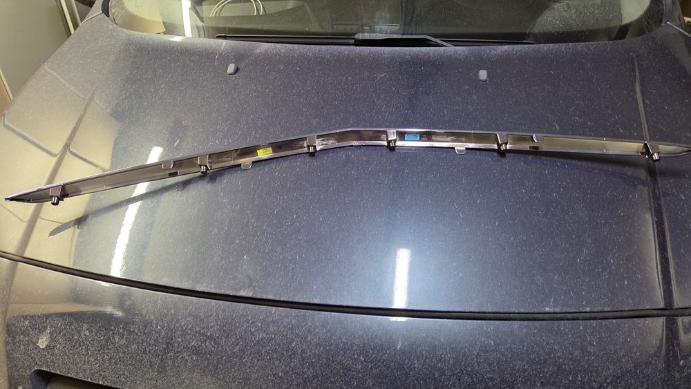 Цетральний молдинг переднього бампера Cadillac Lyriq 2024 року