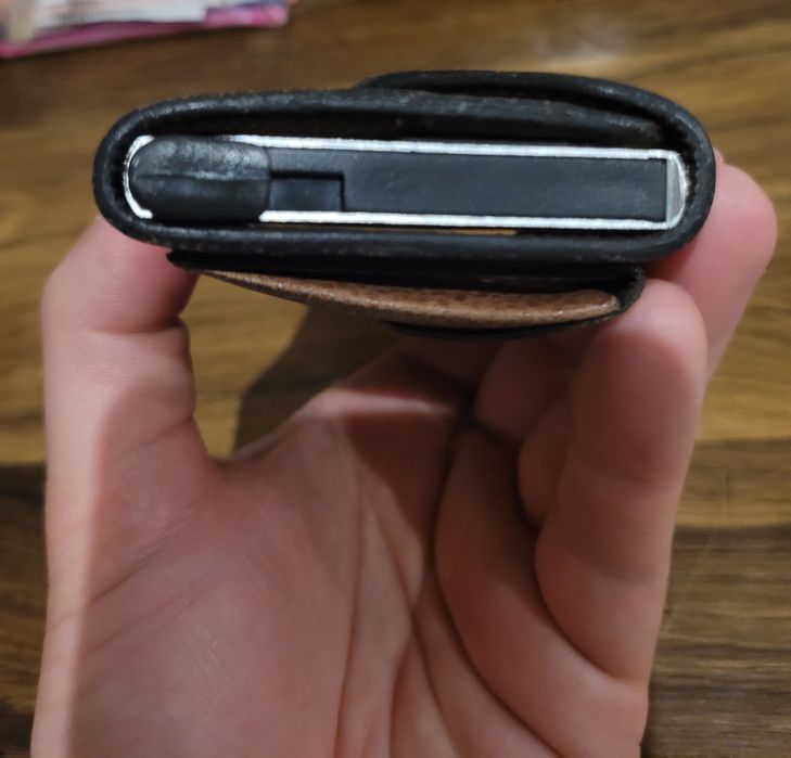 Carteira de Pele p/cartões c/bolsa traseira pra moedas