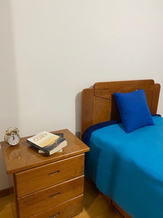 Cama solteiro e mesinha de cabeceira