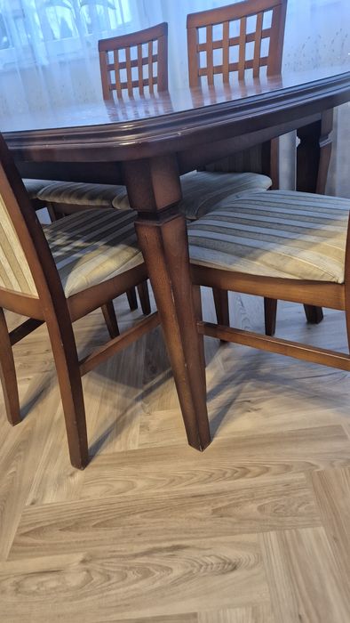 Stół drewniany rozkładany z krzesłami