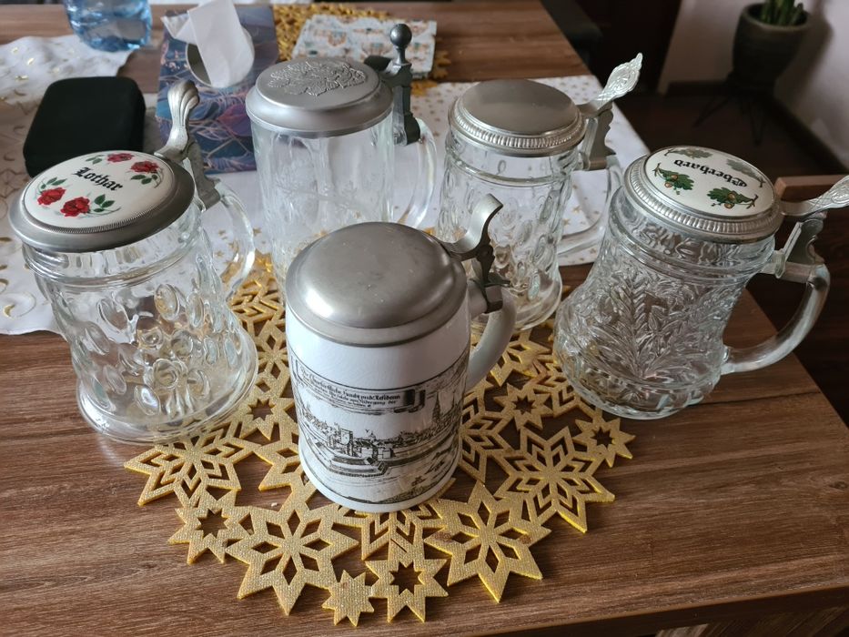 Kufle z klapką pokrywką