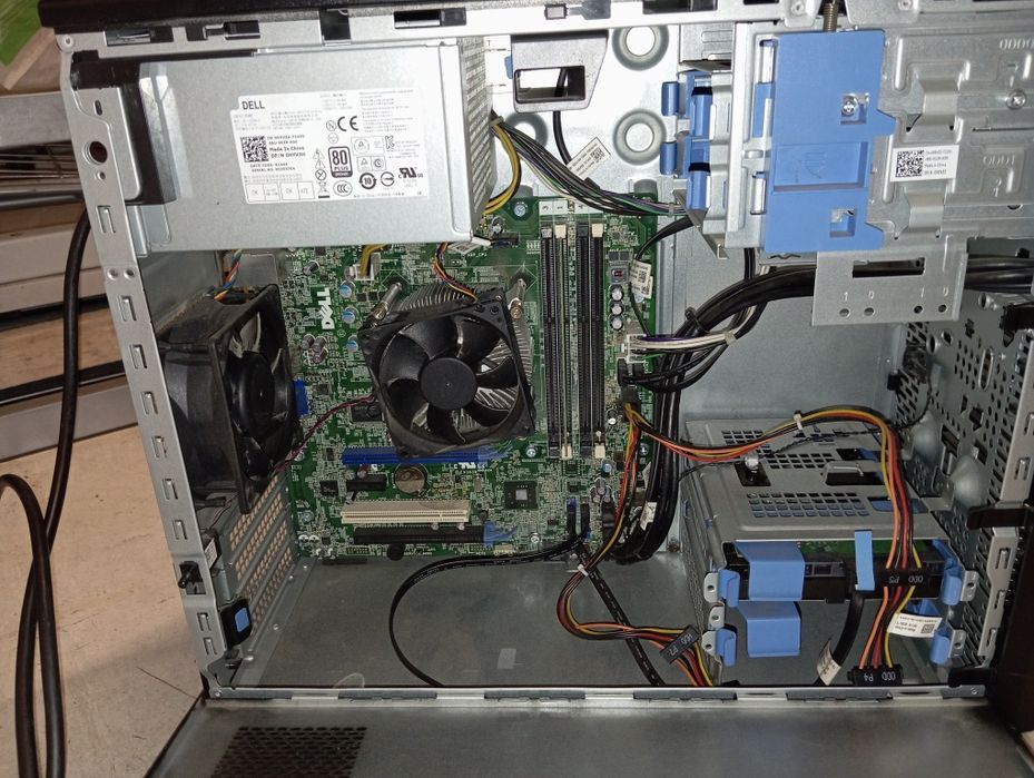 Компьютер хорошего качества,как для работы также